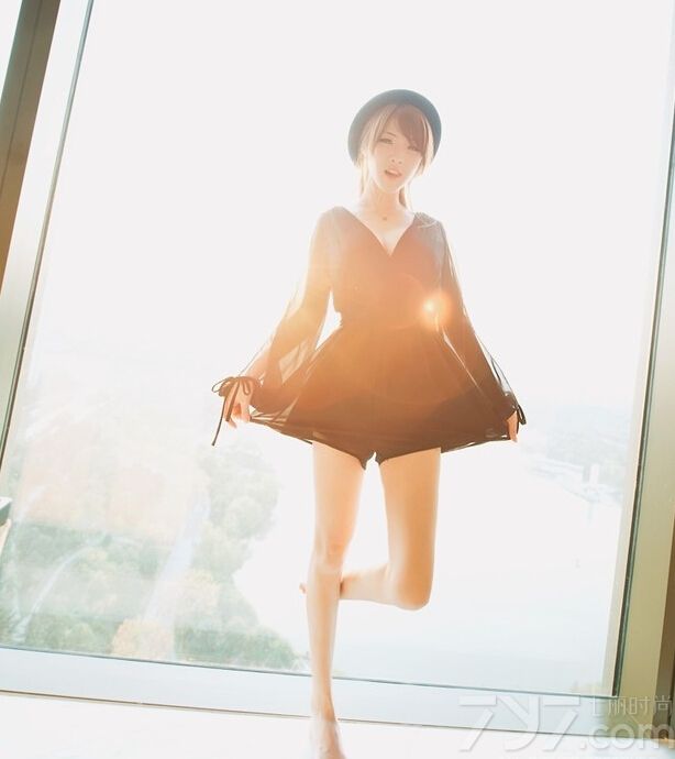 这组绝色美女性感写真图片，童颜一般的精致外貌加上展示性感完美身材的黑色礼服，不管上半身的浑圆丰满，还是展示下半身的修长双腿，都令人难以抵挡诱惑的入侵，特别是在阳光的照射下，显得更为撩人致命。分享绝色美女性感艺术图片，黑色深V展现甜心诱惑。