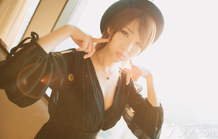 这组绝色美女性感写真图片，童颜一般的精致外貌加上展示性感完美身材的黑色礼服，不管上半身的浑圆丰满，还是展示下半身的修长双腿，都令人难以抵挡诱惑的入侵，特别是在阳光的照射下，显得更为撩人致命。分享绝色美女性感艺术图片，黑色深V展现甜心诱惑。