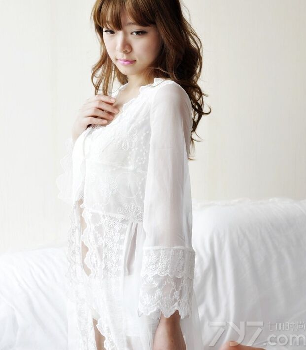 这组性感美女白色内衣室内写真图片，可清纯可致命诱人的纯色内衣画面，展示出一种妖娆致命的气息。白色睡衣下衬托出来的完美身材反而更有诱惑力，浑圆丰胸以及性感长腿，瞬间秒杀全场，分享性感美女内衣写真图片，纯色诱惑尽显致命迷人。