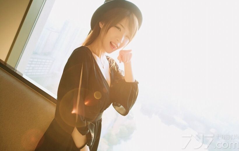 这组绝色美女性感写真图片，童颜一般的精致外貌加上展示性感完美身材的黑色礼服，不管上半身的浑圆丰满，还是展示下半身的修长双腿，都令人难以抵挡诱惑的入侵，特别是在阳光的照射下，显得更为撩人致命。分享绝色美女性感艺术图片，黑色深V展现甜心诱惑。