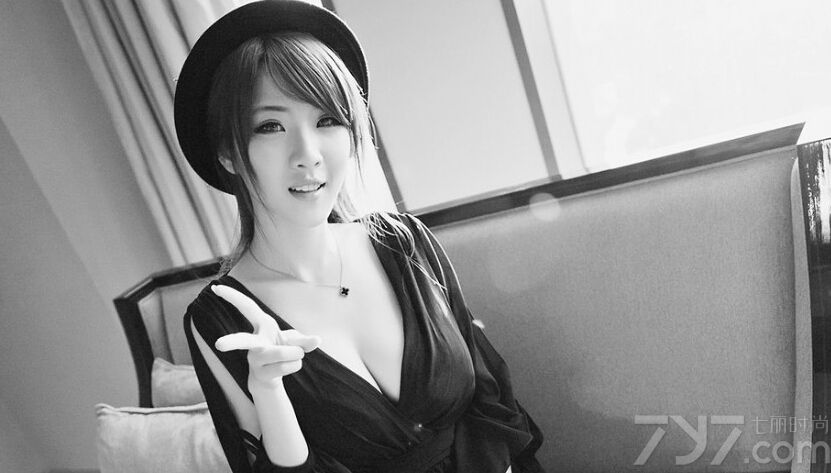 这组绝色美女性感写真图片，童颜一般的精致外貌加上展示性感完美身材的黑色礼服，不管上半身的浑圆丰满，还是展示下半身的修长双腿，都令人难以抵挡诱惑的入侵，特别是在阳光的照射下，显得更为撩人致命。分享绝色美女性感艺术图片，黑色深V展现甜心诱惑。