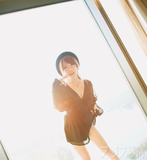 这组绝色美女性感写真图片，童颜一般的精致外貌加上展示性感完美身材的黑色礼服，不管上半身的浑圆丰满，还是展示下半身的修长双腿，都令人难以抵挡诱惑的入侵，特别是在阳光的照射下，显得更为撩人致命。分享绝色美女性感艺术图片，黑色深V展现甜心诱惑。