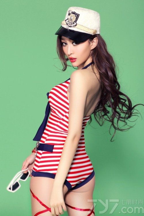 这身海军造型不仅将MM身型衬托得柔媚性感，还凸显了难得一见的英姿率性一面，带来与众不同的制服诱惑。美女五官精致，斜长眼睛微挑，睫毛细小精致，在眼影作用下，则平添几分魅惑风情，极具诱惑，给人一种不容忽视气势。海军风格变得异常优雅完美。