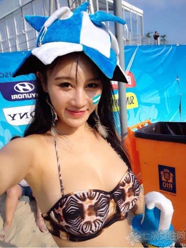 樊玲，原名潘春春，国内著名美女公会YOU物公馆G女郎，2014年4月樊玲大批自拍私照被曝光，被网友发现其长相酷似范冰冰和关芝林结合体遭肉搜走红网络，还被封为新一代“中国乳神”，下面就一起来看看她的照片吧！