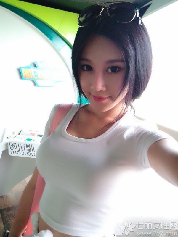 樊玲，原名潘春春，国内著名美女公会YOU物公馆G女郎，2014年4月樊玲大批自拍私照被曝光，被网友发现其长相酷似范冰冰和关芝林结合体遭肉搜走红网络，还被封为新一代“中国乳神”，下面就一起来看看她的照片吧！