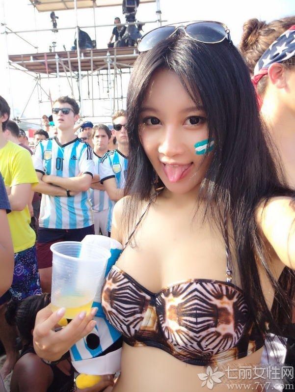 樊玲，原名潘春春，国内著名美女公会YOU物公馆G女郎，2014年4月樊玲大批自拍私照被曝光，被网友发现其长相酷似范冰冰和关芝林结合体遭肉搜走红网络，还被封为新一代“中国乳神”，下面就一起来看看她的照片吧！