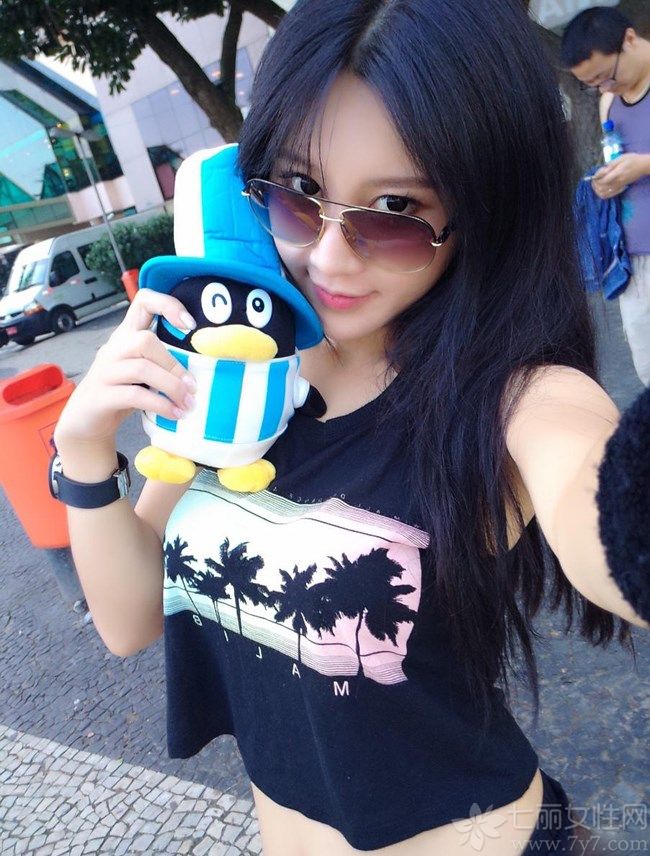 樊玲，原名潘春春，国内著名美女公会YOU物公馆G女郎，2014年4月樊玲大批自拍私照被曝光，被网友发现其长相酷似范冰冰和关芝林结合体遭肉搜走红网络，还被封为新一代“中国乳神”，下面就一起来看看她的照片吧！