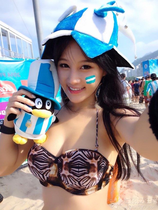 樊玲，原名潘春春，国内著名美女公会YOU物公馆G女郎，2014年4月樊玲大批自拍私照被曝光，被网友发现其长相酷似范冰冰和关芝林结合体遭肉搜走红网络，还被封为新一代“中国乳神”，下面就一起来看看她的照片吧！