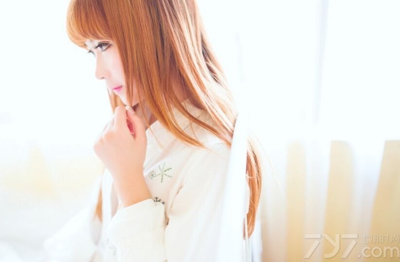 这组性感美女白色唯美内衣写真图片，纯色的唯美诱惑，让性感尤物展示出一种女神般的致命魅力，完美凹凸有致的身材以及白皙肌肤令人难以忘怀，或清纯或妩媚的表情，最令人无法抵挡，分享性感美女内衣写真图片，梦幻唯美的致命诱惑。