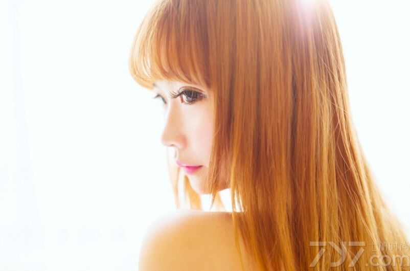 这组性感美女白色唯美内衣写真图片，纯色的唯美诱惑，让性感尤物展示出一种女神般的致命魅力，完美凹凸有致的身材以及白皙肌肤令人难以忘怀，或清纯或妩媚的表情，最令人无法抵挡，分享性感美女内衣写真图片，梦幻唯美的致命诱惑。