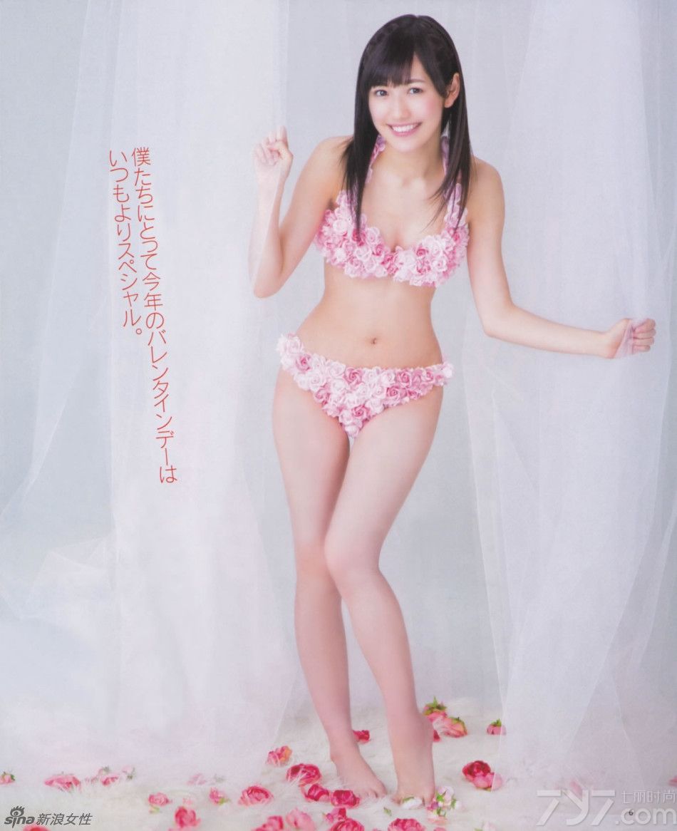 渡边麻友，1994年3月26日出生于日本埼玉县，日本女子偶像团体AKB48 3期生，仓持Team B成员。所属演艺经纪公司为尾木制作。日本美少女团体AKB48渡边麻友粉色系写真。
2006年12月3日，在AKB48第三期中成功入选。2007年4月8日，渡边麻友在以第三期练习生为中心的新“Team B”的公演中初次亮相。2008年6月，渡边麻友移籍至演艺经纪公司Production尾木。2009年发售第一张单曲《初恋ダッシュ/青い未来》。2010年，发售单曲《シングルアッカンベー桥》。2011年5月13日，发售第一本个人写真集《まゆゆ》。2012年初，solo出道，同年担任动画《AKB0048》的女有二号园智惠理的声优。2013年主演电视剧《So Long！第一夜》，7月10日凭借单曲《小号练习中》获得公信榜第三名。2014年6月7日，获得AKB48第六届总选举第一名。