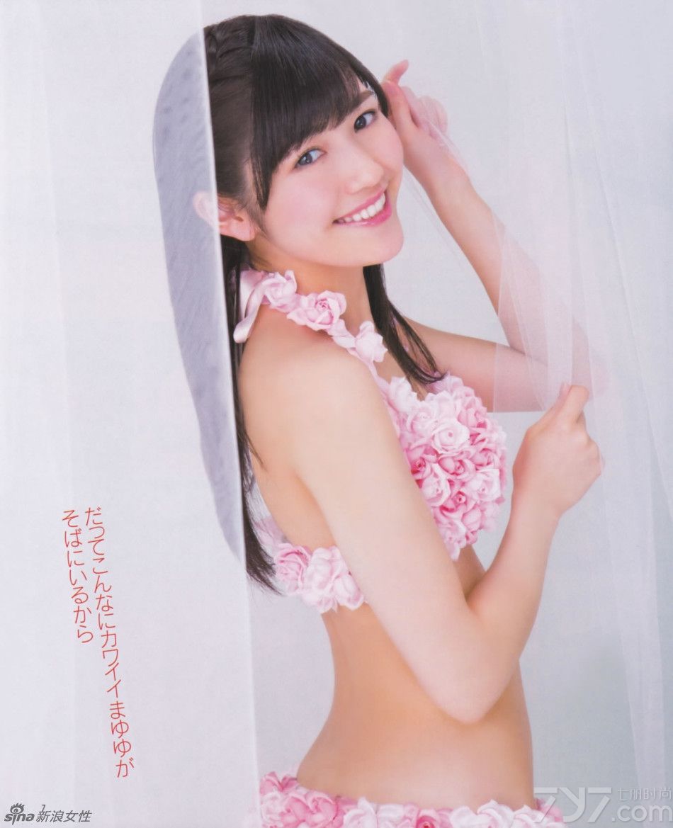 渡边麻友，1994年3月26日出生于日本埼玉县，日本女子偶像团体AKB48 3期生，仓持Team B成员。所属演艺经纪公司为尾木制作。日本美少女团体AKB48渡边麻友粉色系写真。
2006年12月3日，在AKB48第三期中成功入选。2007年4月8日，渡边麻友在以第三期练习生为中心的新“Team B”的公演中初次亮相。2008年6月，渡边麻友移籍至演艺经纪公司Production尾木。2009年发售第一张单曲《初恋ダッシュ/青い未来》。2010年，发售单曲《シングルアッカンベー桥》。2011年5月13日，发售第一本个人写真集《まゆゆ》。2012年初，solo出道，同年担任动画《AKB0048》的女有二号园智惠理的声优。2013年主演电视剧《So Long！第一夜》，7月10日凭借单曲《小号练习中》获得公信榜第三名。2014年6月7日，获得AKB48第六届总选举第一名。