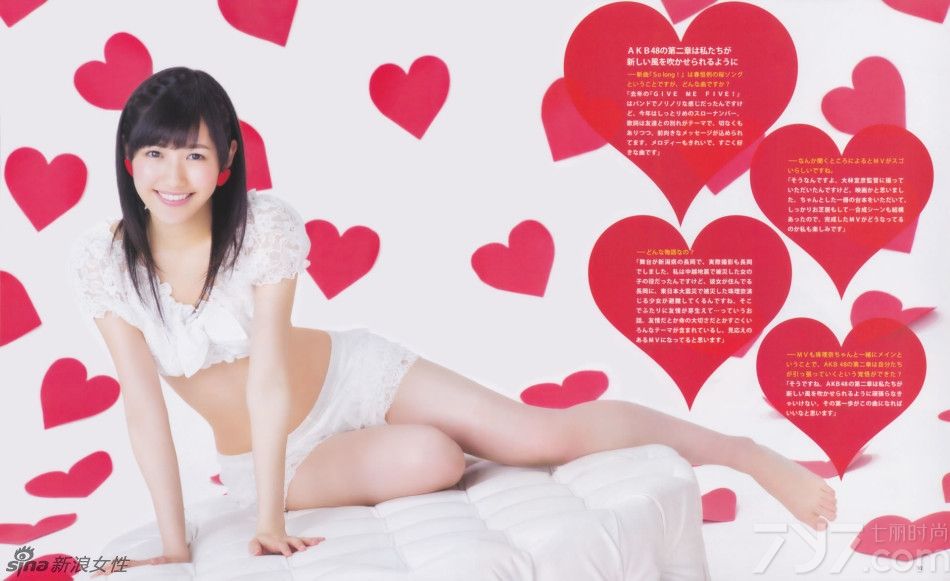 渡边麻友，1994年3月26日出生于日本埼玉县，日本女子偶像团体AKB48 3期生，仓持Team B成员。所属演艺经纪公司为尾木制作。日本美少女团体AKB48渡边麻友粉色系写真。
2006年12月3日，在AKB48第三期中成功入选。2007年4月8日，渡边麻友在以第三期练习生为中心的新“Team B”的公演中初次亮相。2008年6月，渡边麻友移籍至演艺经纪公司Production尾木。2009年发售第一张单曲《初恋ダッシュ/青い未来》。2010年，发售单曲《シングルアッカンベー桥》。2011年5月13日，发售第一本个人写真集《まゆゆ》。2012年初，solo出道，同年担任动画《AKB0048》的女有二号园智惠理的声优。2013年主演电视剧《So Long！第一夜》，7月10日凭借单曲《小号练习中》获得公信榜第三名。2014年6月7日，获得AKB48第六届总选举第一名。