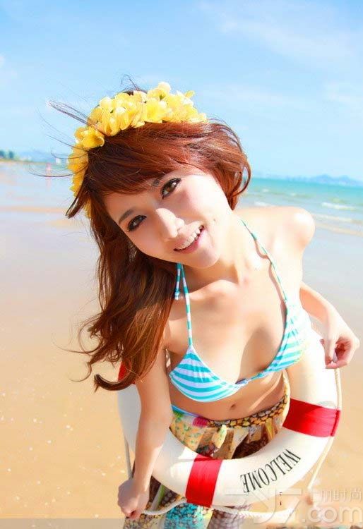 炎热的夏季为大家献上一组清凉海边的美女写真。可爱美女在海滩上嬉戏玩耍，妖娆身姿尽显无遗，挂脖式的比基尼性感迷人，衬托美女傲人丰满的胸部。美女与海滩美景融为一体，上演一组热辣比基尼秀。