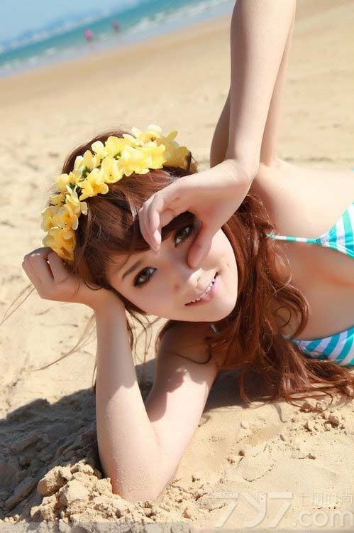 炎热的夏季为大家献上一组清凉海边的美女写真。可爱美女在海滩上嬉戏玩耍，妖娆身姿尽显无遗，挂脖式的比基尼性感迷人，衬托美女傲人丰满的胸部。美女与海滩美景融为一体，上演一组热辣比基尼秀。