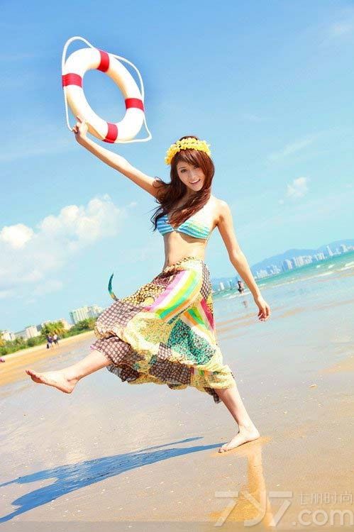 炎热的夏季为大家献上一组清凉海边的美女写真。可爱美女在海滩上嬉戏玩耍，妖娆身姿尽显无遗，挂脖式的比基尼性感迷人，衬托美女傲人丰满的胸部。美女与海滩美景融为一体，上演一组热辣比基尼秀。