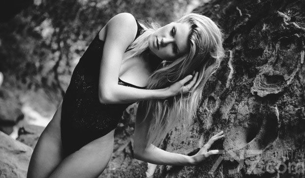 金发美女性感演绎比基尼，温柔撩人上演魅惑大片，金发女郎一直是被誉为最美的女性。性感金发女郎魅惑写真，神秘感十足透露诱惑气息。