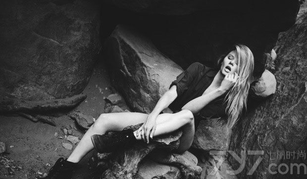 金发美女性感演绎比基尼，温柔撩人上演魅惑大片，金发女郎一直是被誉为最美的女性。性感金发女郎魅惑写真，神秘感十足透露诱惑气息。