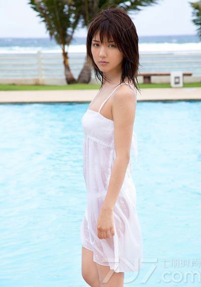 真野惠里菜（まの えりな），1991年4月11日出生于日本神奈川县座间市。日本歌手，演员，原早安家族solo歌手成员。日系美少女写真，真野惠里菜萌妹小可爱风。
当初因为爱慕松浦亚弥而参加‘ハロプロ エッグ オーディション2004(Hello! Project Eggs 试听2004)’结果落选。2005年‘モーニング娘。“热っちぃ地球を冷ますんだっ。”文化祭’时候以歌迷身份去参加时，被舞台上的Hello！Project成员认出，鼓励她不放弃追求梦想的态度，于是她再次参加‘アップフロントグループ‘エッグ’オーディション’，这次终于合格。 从幼儿园(6岁)到初中3年级学习着钢琴，在Hello！Project中被认为是很新奇的。
她参加的重要的音乐会和活动的日子里降雨较多，歌迷和其他hello ! project成员称她为「雨女」。对此，也有被说成雨女的℃- ute中的矢岛舞美呈鲜明对比。正式绰号是「まのえり」，但是在电台广播『MANO-DELI』中收到歌迷的来信「まのちゃん」(真正的亲昵)。这个名字来源于电视节目『キティズパラダイスpeace』的一部分「ぱくぱくパックックー」从Hello Kitty登场称呼小菜中确认。