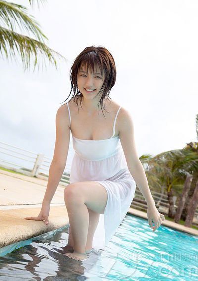 真野惠里菜（まの えりな），1991年4月11日出生于日本神奈川县座间市。日本歌手，演员，原早安家族solo歌手成员。日系美少女写真，真野惠里菜萌妹小可爱风。
当初因为爱慕松浦亚弥而参加‘ハロプロ エッグ オーディション2004(Hello! Project Eggs 试听2004)’结果落选。2005年‘モーニング娘。“热っちぃ地球を冷ますんだっ。”文化祭’时候以歌迷身份去参加时，被舞台上的Hello！Project成员认出，鼓励她不放弃追求梦想的态度，于是她再次参加‘アップフロントグループ‘エッグ’オーディション’，这次终于合格。 从幼儿园(6岁)到初中3年级学习着钢琴，在Hello！Project中被认为是很新奇的。
她参加的重要的音乐会和活动的日子里降雨较多，歌迷和其他hello ! project成员称她为「雨女」。对此，也有被说成雨女的℃- ute中的矢岛舞美呈鲜明对比。正式绰号是「まのえり」，但是在电台广播『MANO-DELI』中收到歌迷的来信「まのちゃん」(真正的亲昵)。这个名字来源于电视节目『キティズパラダイスpeace』的一部分「ぱくぱくパックックー」从Hello Kitty登场称呼小菜中确认。