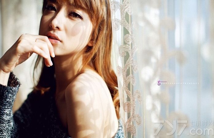 这组性感美女室内写真图片，稍显慵懒的表情更有一种别样的性感魅力，不经意露的圆润香肩以及白皙肌肤，瞬间令人魅惑不已。不自觉展露出来的妩媚表情以及性感长腿，最能产生致命的气息，分享性感美女室内私房图片，半露香肩的慵懒诱惑。