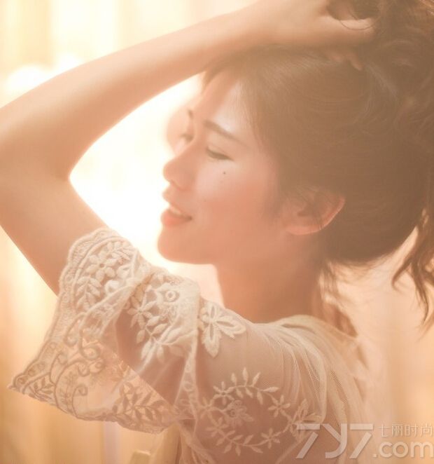 这组性感美女内衣写真图片，在暧昧灯光的照射下，性感尤物的完美身材显得更有诱惑力，特别是纯色的内衣衬托出魔鬼般的身材，白皙肤质以及浑圆丰胸都是令人致命的画面，撩人妩媚姿态令人难以忘怀，分享性感美女内衣写真图片， 暧昧灯光下的致命诱惑。