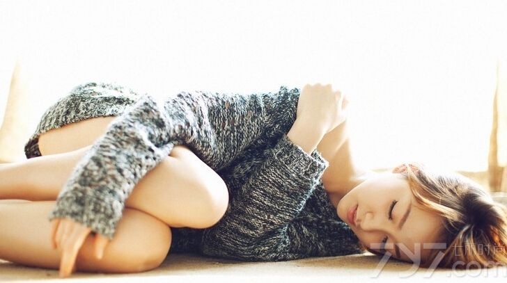 这组性感美女室内写真图片，稍显慵懒的表情更有一种别样的性感魅力，不经意露的圆润香肩以及白皙肌肤，瞬间令人魅惑不已。不自觉展露出来的妩媚表情以及性感长腿，最能产生致命的气息，分享性感美女室内私房图片，半露香肩的慵懒诱惑。