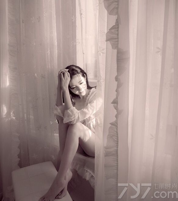 这组性感美女室内写真图片，在薄纱的衬托下充满了梦幻诱惑的气息，特别是穿着黑色诱惑蕾丝的服饰，将完美凹凸有致的性感身材展现的淋漓尽致，极其暧昧又很致命的唯美气息令人太心醉。分享性感美女私房写真图片，黑色致命蕾丝显诱惑曲线。