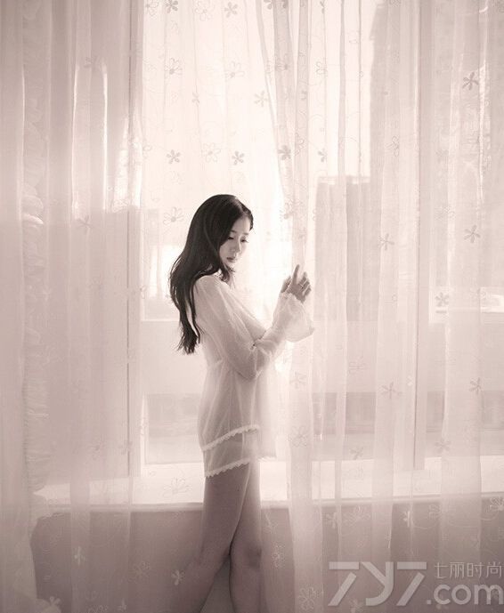 这组性感美女室内写真图片，在薄纱的衬托下充满了梦幻诱惑的气息，特别是穿着黑色诱惑蕾丝的服饰，将完美凹凸有致的性感身材展现的淋漓尽致，极其暧昧又很致命的唯美气息令人太心醉。分享性感美女私房写真图片，黑色致命蕾丝显诱惑曲线。