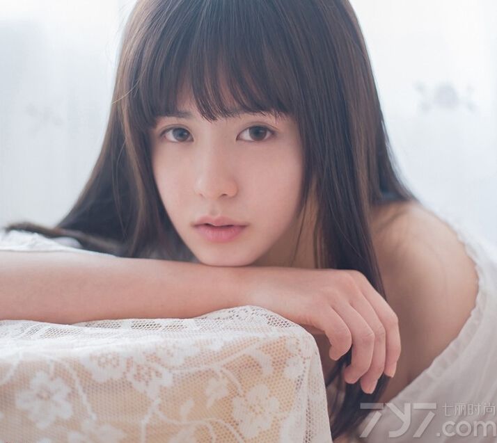 这组性感美女室内写真图片，在薄纱的衬托下充满了梦幻诱惑的气息，特别是穿着黑色诱惑蕾丝的服饰，将完美凹凸有致的性感身材展现的淋漓尽致，极其暧昧又很致命的唯美气息令人太心醉。分享性感美女私房写真图片，黑色致命蕾丝显诱惑曲线。