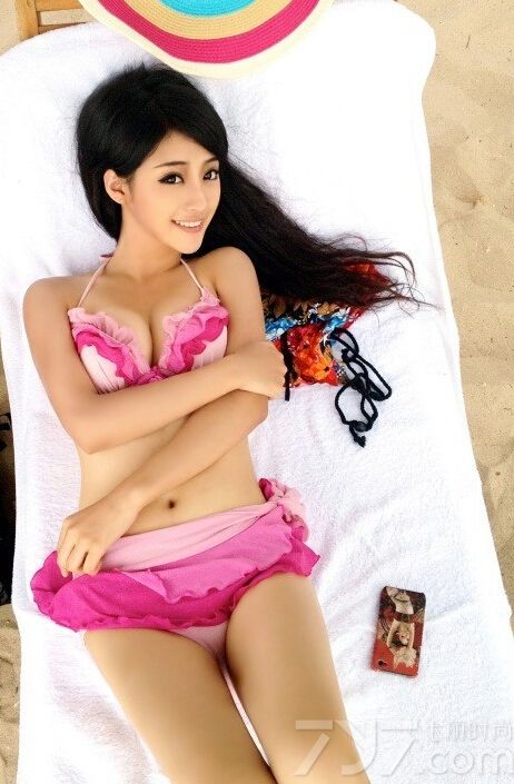 这位长相十分精致的美女身穿粉色比基尼大秀完美爆乳好身材，一双水汪汪的大眼睛摄人心魄，另外身穿一套印花长裙，凸显了女性甜美阳光的气质，怎么看都是美艳无敌。