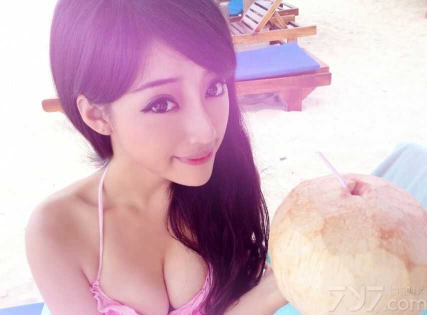 这位长相十分精致的美女身穿粉色比基尼大秀完美爆乳好身材，一双水汪汪的大眼睛摄人心魄，另外身穿一套印花长裙，凸显了女性甜美阳光的气质，怎么看都是美艳无敌。