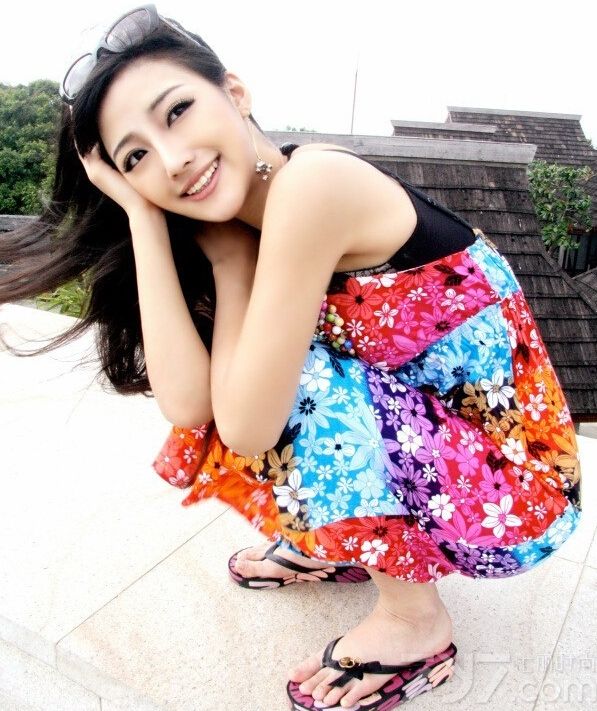 这位长相十分精致的美女身穿粉色比基尼大秀完美爆乳好身材，一双水汪汪的大眼睛摄人心魄，另外身穿一套印花长裙，凸显了女性甜美阳光的气质，怎么看都是美艳无敌。