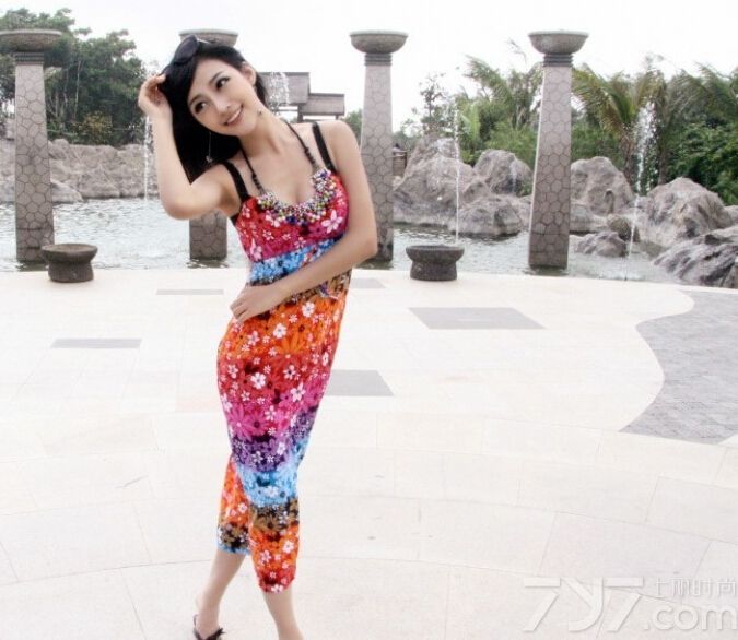 这位长相十分精致的美女身穿粉色比基尼大秀完美爆乳好身材，一双水汪汪的大眼睛摄人心魄，另外身穿一套印花长裙，凸显了女性甜美阳光的气质，怎么看都是美艳无敌。