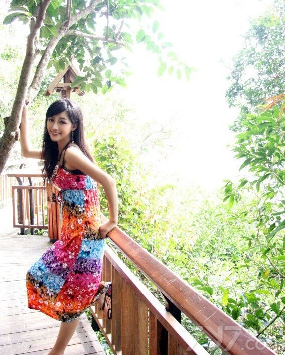 这位长相十分精致的美女身穿粉色比基尼大秀完美爆乳好身材，一双水汪汪的大眼睛摄人心魄，另外身穿一套印花长裙，凸显了女性甜美阳光的气质，怎么看都是美艳无敌。