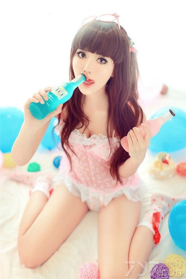 90后美女身着蕾丝内衣上演销魂诱惑，童颜巨乳惹围观。甜美的长相娇俏可人，苗条身材热辣有型。蕾丝衬托出乖巧恬静小女人味儿。