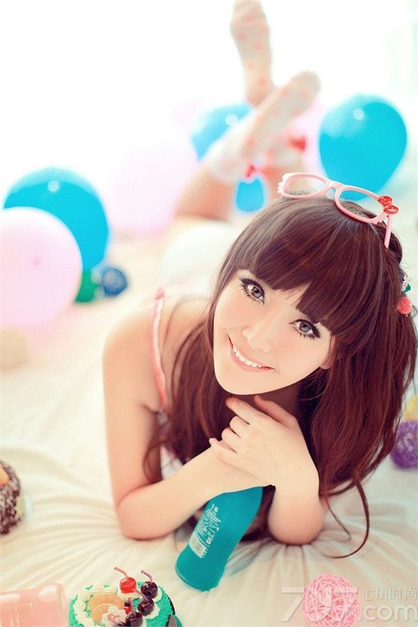 90后美女身着蕾丝内衣上演销魂诱惑，童颜巨乳惹围观。甜美的长相娇俏可人，苗条身材热辣有型。蕾丝衬托出乖巧恬静小女人味儿。