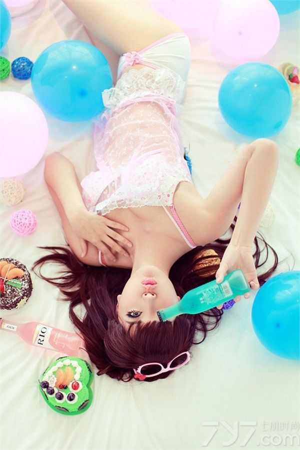 90后美女身着蕾丝内衣上演销魂诱惑，童颜巨乳惹围观。甜美的长相娇俏可人，苗条身材热辣有型。蕾丝衬托出乖巧恬静小女人味儿。