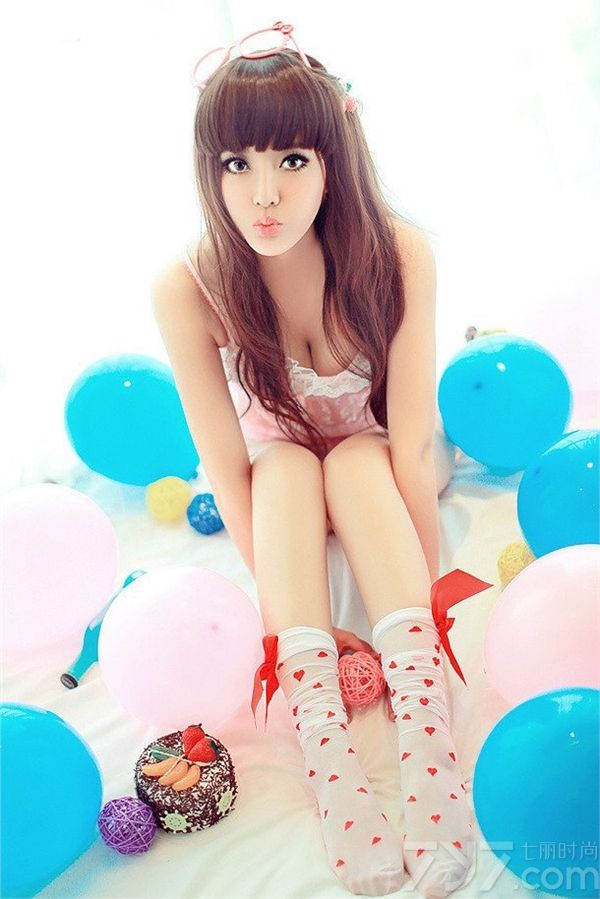 90后美女身着蕾丝内衣上演销魂诱惑，童颜巨乳惹围观。甜美的长相娇俏可人，苗条身材热辣有型。蕾丝衬托出乖巧恬静小女人味儿。