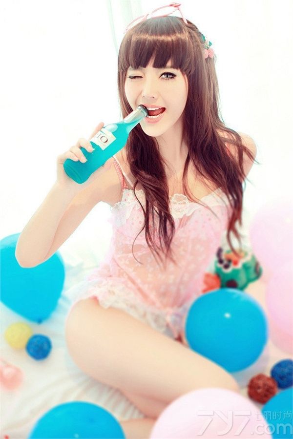 90后美女身着蕾丝内衣上演销魂诱惑，童颜巨乳惹围观。甜美的长相娇俏可人，苗条身材热辣有型。蕾丝衬托出乖巧恬静小女人味儿。