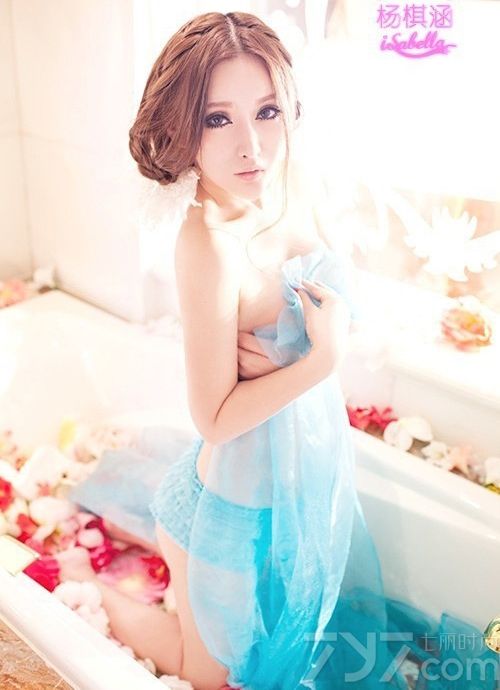 杨棋涵，毕业于中国音乐学院，华汉工作室签约艺人，有“小范冰冰”之称。以性感、冷艳、奢华、高贵等多种造型成为娱乐媒体关注的焦点， 今天为大家分享她的最新性感浴室照，天蓝色的短裤丝绸，露出诱人的美背，让人离不开眼。