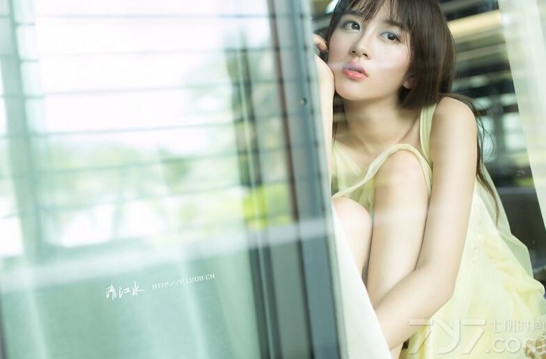 这组性感女神室内唯美写真图片，穿着薄纱长裙演绎了一种风情万种的性感魅力，完美身材依旧无法被掩盖，特别是不经意间展露出的轻柔魅力，似诱惑美女的致命气息。分享性感女神梦幻写真图片，轻柔美女的婉约诱惑。