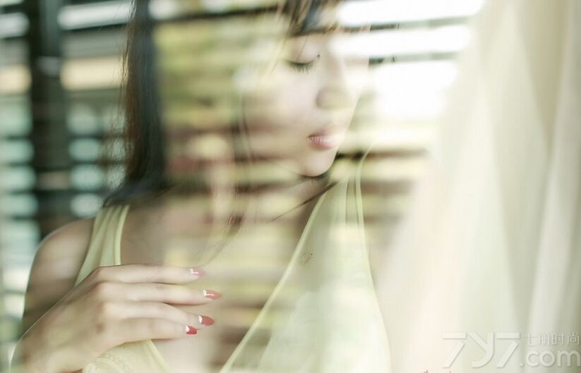 这组性感女神室内唯美写真图片，穿着薄纱长裙演绎了一种风情万种的性感魅力，完美身材依旧无法被掩盖，特别是不经意间展露出的轻柔魅力，似诱惑美女的致命气息。分享性感女神梦幻写真图片，轻柔美女的婉约诱惑。