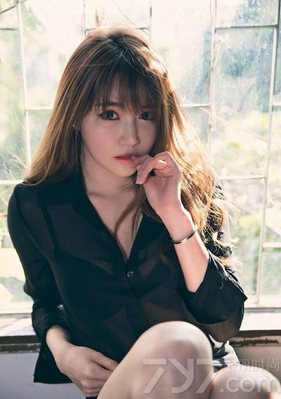 韩国人气车模韩佳恩，模特界炙手可热的明星，并迅速出现在各大时尚杂志封面和T台上，健美而性感的魔鬼身材自出道以来变成为荧屏焦点，天使面容魔鬼身材相结合，有天然系少女之称的她变身性感甜心，热辣妩媚又不失甜美清纯。非常进取以及不介意行性感，已经成为各传媒焦点，并且受男性网友欢迎。