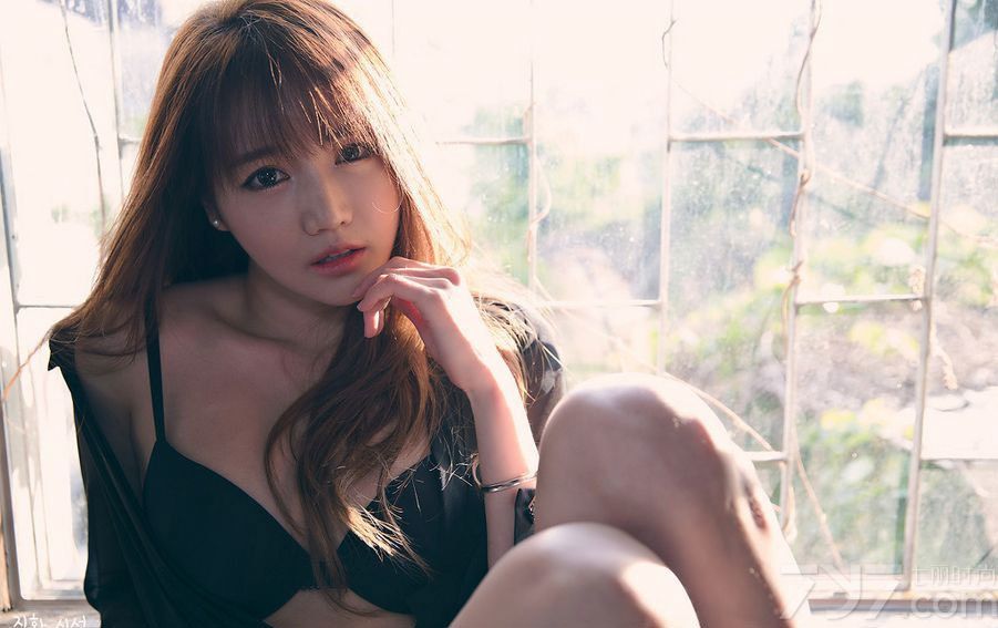 韩国人气车模韩佳恩，模特界炙手可热的明星，并迅速出现在各大时尚杂志封面和T台上，健美而性感的魔鬼身材自出道以来变成为荧屏焦点，天使面容魔鬼身材相结合，有天然系少女之称的她变身性感甜心，热辣妩媚又不失甜美清纯。非常进取以及不介意行性感，已经成为各传媒焦点，并且受男性网友欢迎。