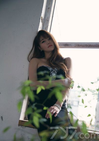 韩国人气车模韩佳恩，模特界炙手可热的明星，并迅速出现在各大时尚杂志封面和T台上，健美而性感的魔鬼身材自出道以来变成为荧屏焦点，天使面容魔鬼身材相结合，有天然系少女之称的她变身性感甜心，热辣妩媚又不失甜美清纯。非常进取以及不介意行性感，已经成为各传媒焦点，并且受男性网友欢迎。