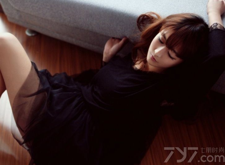 美女身着黑色透视唯美网纱短裙上演性感诱惑。一字领露出迷人锁骨，短裙下露出纤细修长的美腿,展现完美的妖媚身材。沉静的睡姿从侧面看出精致的五官，清秀的容颜，慵懒甜美。