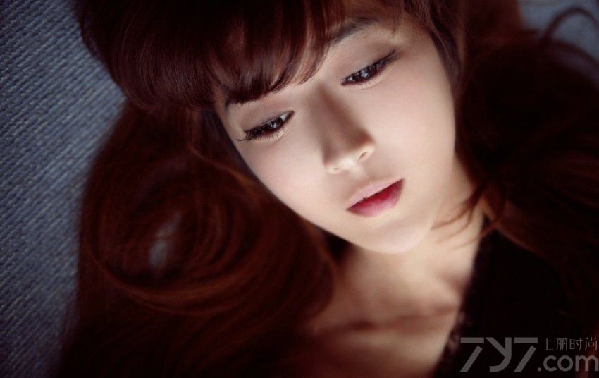 美女身着黑色透视唯美网纱短裙上演性感诱惑。一字领露出迷人锁骨，短裙下露出纤细修长的美腿,展现完美的妖媚身材。沉静的睡姿从侧面看出精致的五官，清秀的容颜，慵懒甜美。