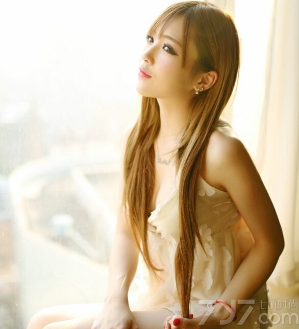 这组性感美女室内睡衣写真图片，充满了致命气息的性感睡衣，将性感身材完美的衬托出来，特别是深V的设计将白皙美胸完美尽显，傲人的浑圆丰满致命气息瞬间魅惑众生。分享性感美女睡衣写真图片，深V性感展现美胸诱惑。