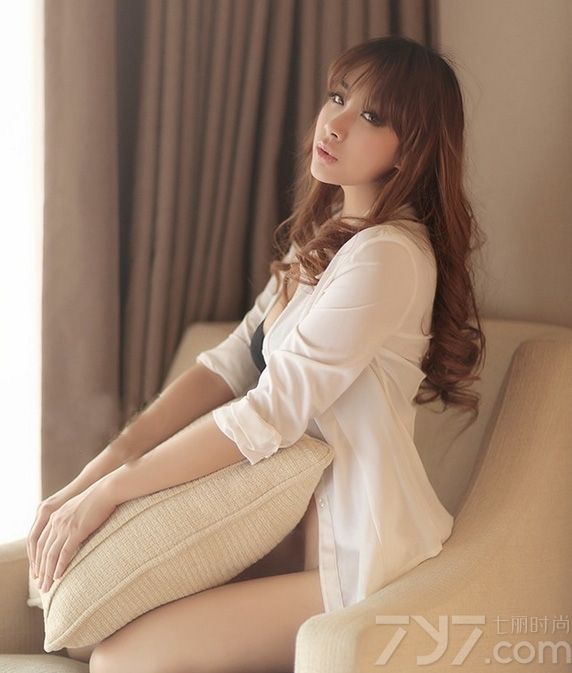 性感尤物尽显完美曲线。丰满翘臀，性感S身形，诱人妩媚。修身白衬衫包裹不住丰满酥胸，大秀事业线。在如此静谧的氛围拍摄写真，让人沉浸其中，久久不能忘怀。
